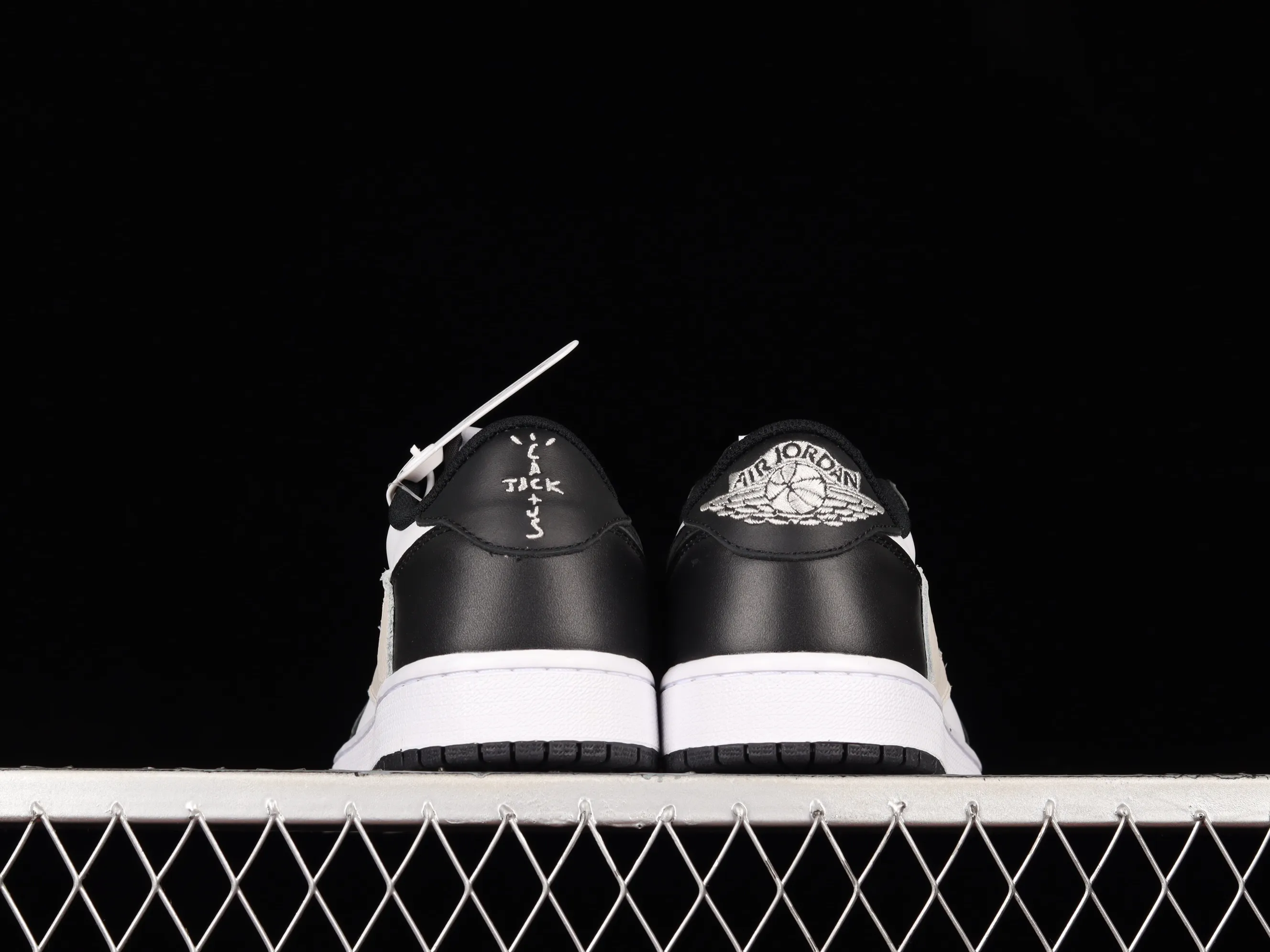 All categories Air Jordan Jordan series basketball shoes Air Jordan 1 Low Travis Scott x Air Jordan 1 Low OG AJ1 Joe 1 white and black barb joint casual sports basketball shoes DM7866-010